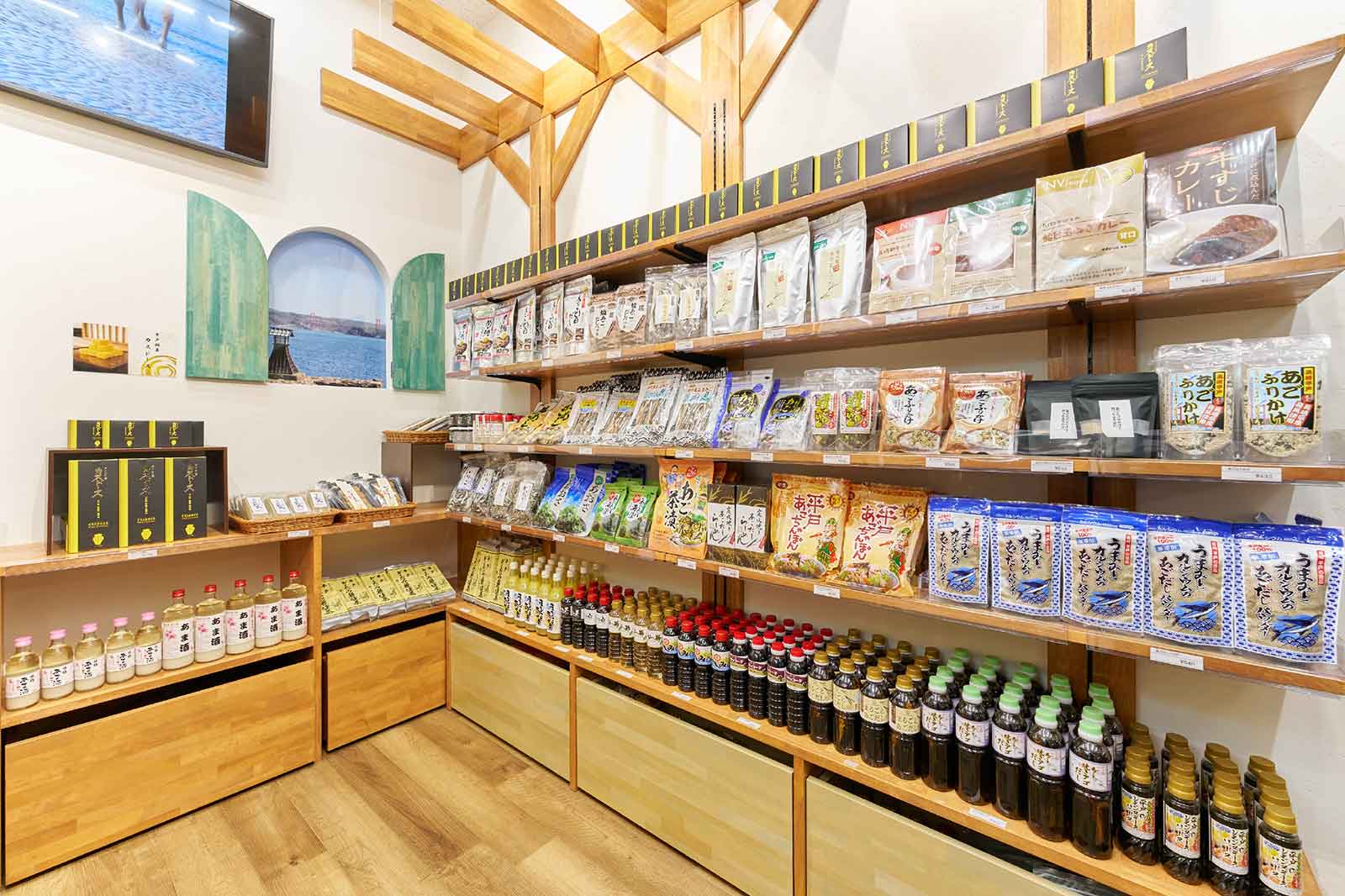 あご商品が並ぶ有楽町ひらど商館の店内